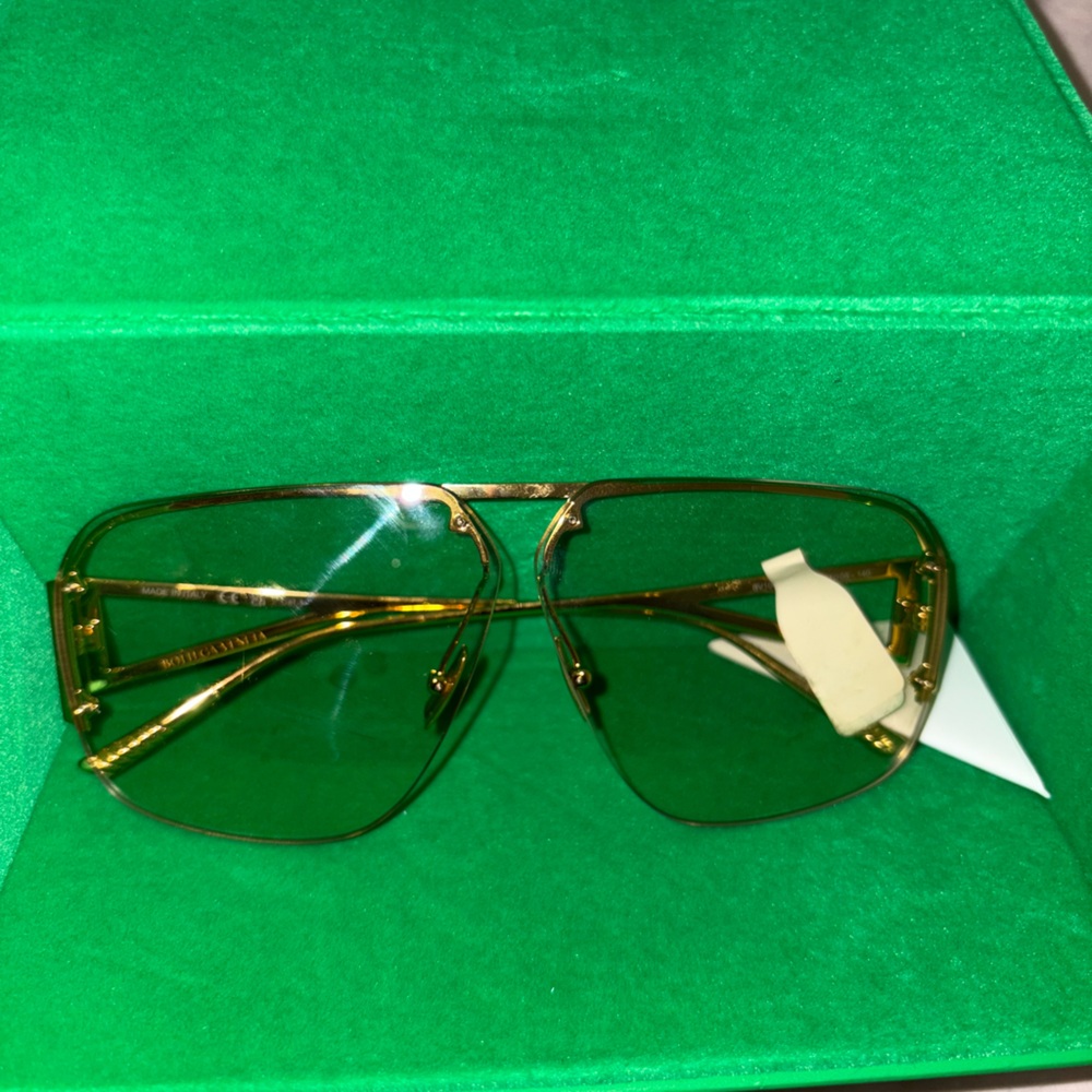 COPY - BOTTEGA VENETA
Triangle Pilot Sunglasses